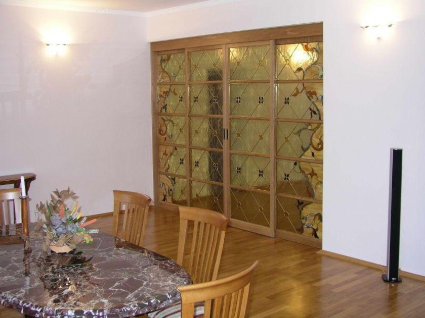 Перегородка для гостиной с цветным стеклом и декоративными вставками Актау