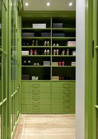 Г-образная гардеробная комната в зеленом цвете Актау
