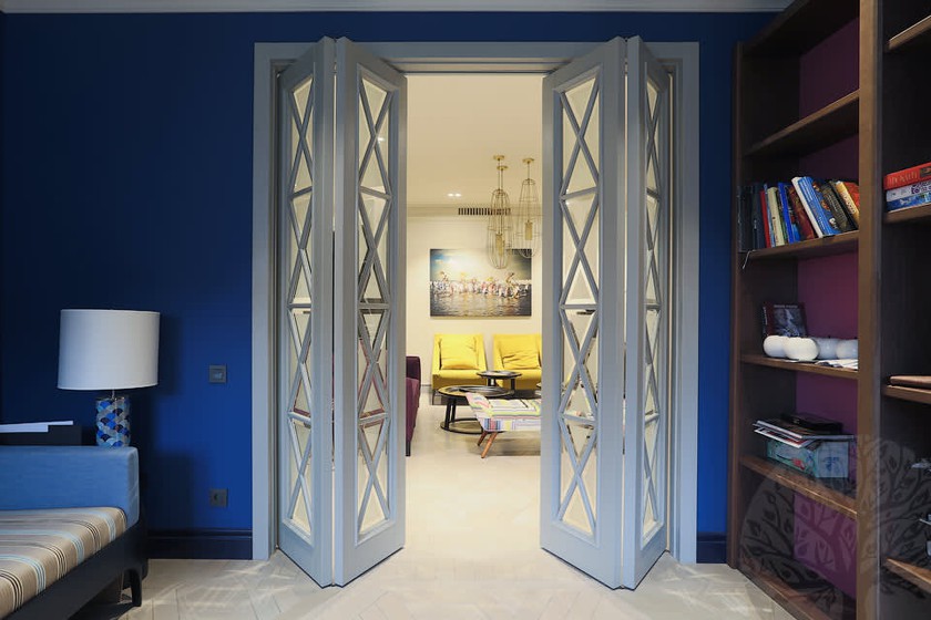 Двери гармошка  для гостиной со стеклами с разделителями Актау