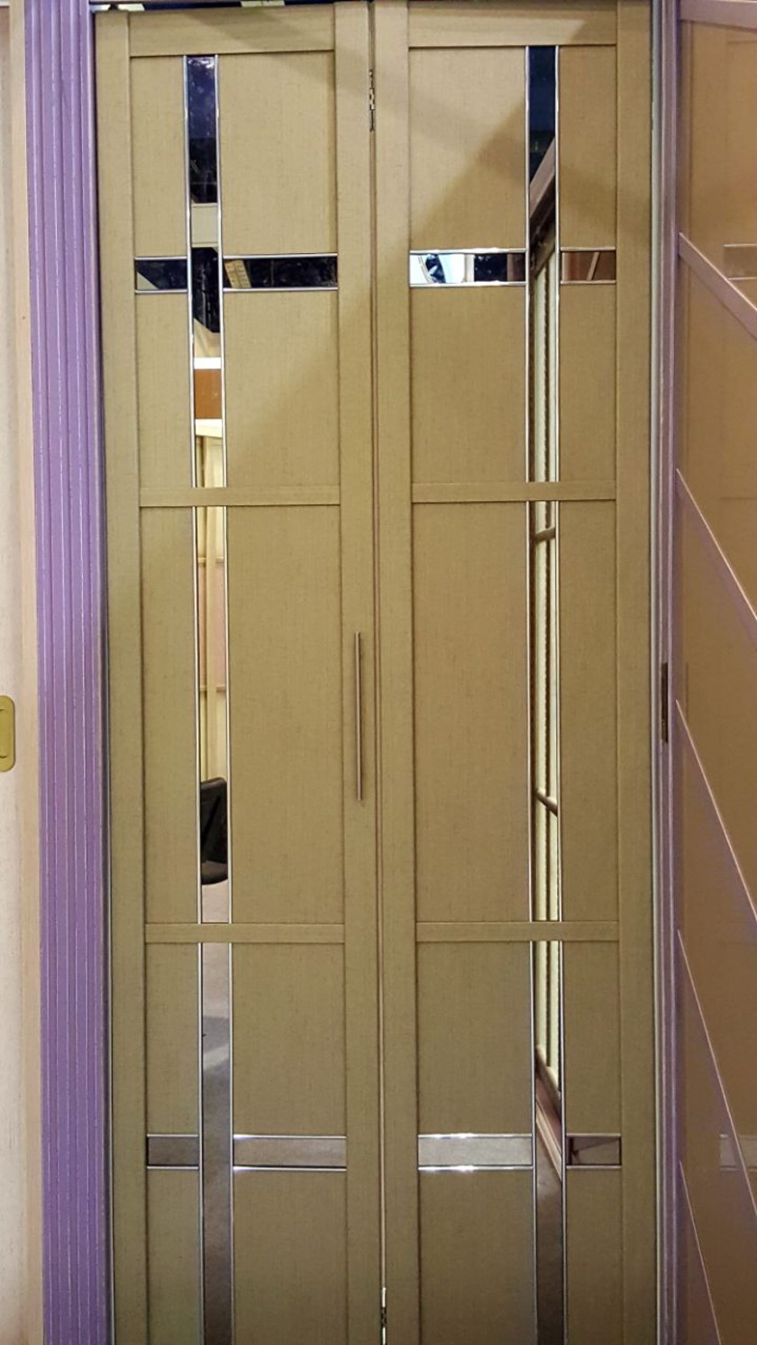Двери гармошка шпонированные с зеркальным декором Актау