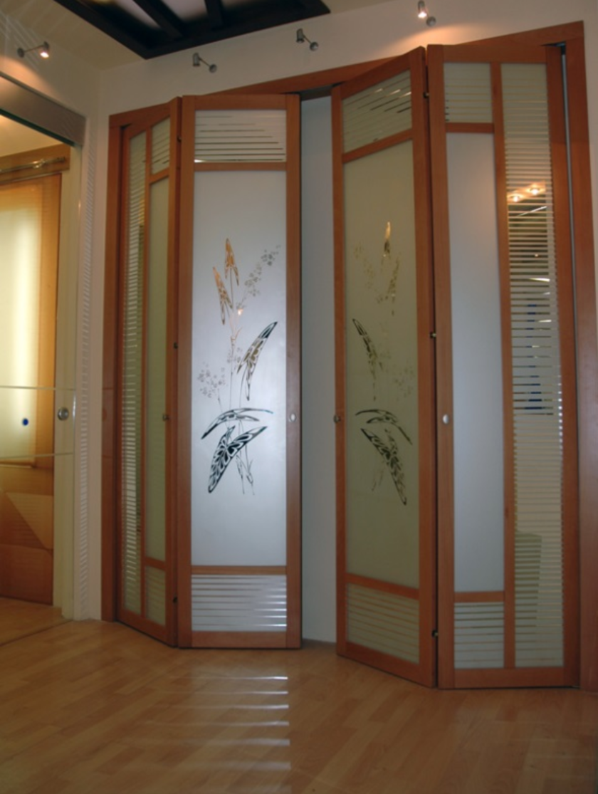 Широкие двери гармошка с матовым стеклом и рисунком Актау