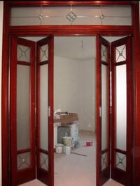 Дверь гармошка с декоративными стеклянными вставками Актау